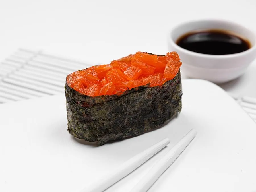 Гункан с лососем